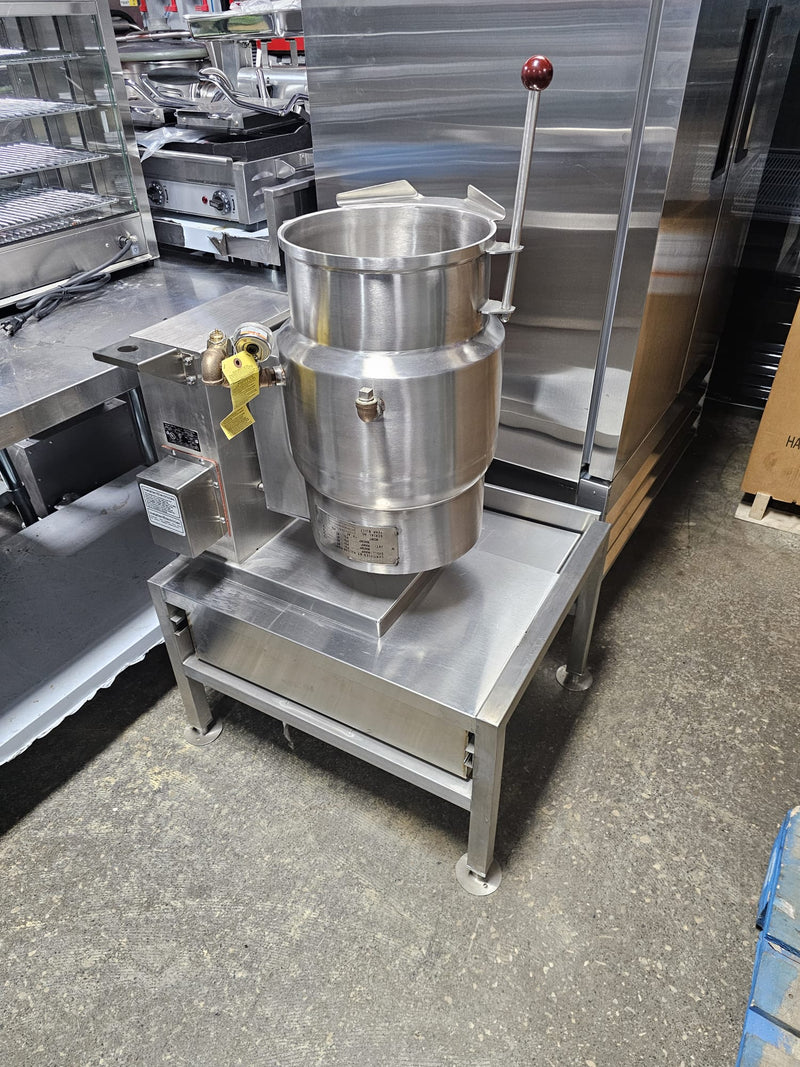 Vulcan K6ETT Manual Tilting 6-Gallon Electric Steam Kettle - 208V, 3 Phase(Brand New Never Used)