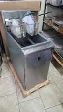 Maple Leaf Floor Model 40 lb Electric Deep Fryer - Single Phase -240V